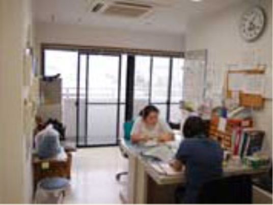 スタッフが作業するオフィス