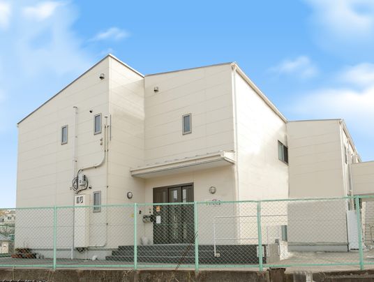 建物の外壁と看板