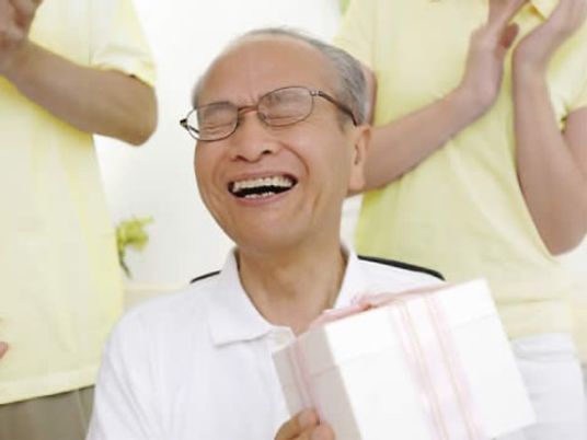笑顔のおじいさんとスタッフ