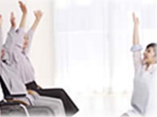 運動する人々の様子