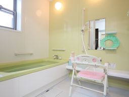 バリアフリー設計の浴室
