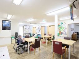 車椅子の利用者がいる共有スペース