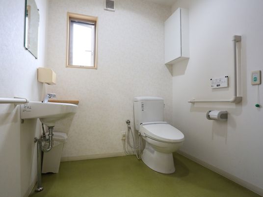 手すり付き清潔なトイレ