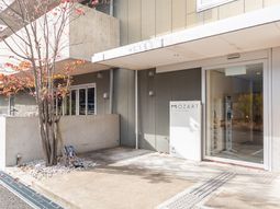 明るい外装のエントランス