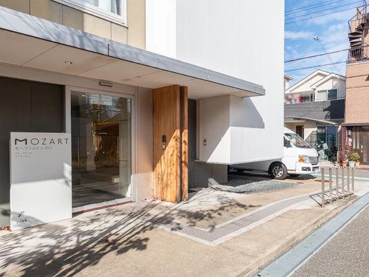 モダンな建物のエントランス