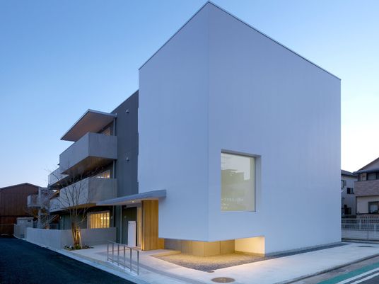 現代的な建物のエントランス