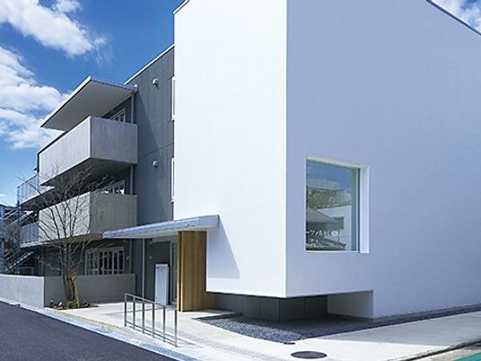 白い外壁の建物外観  
