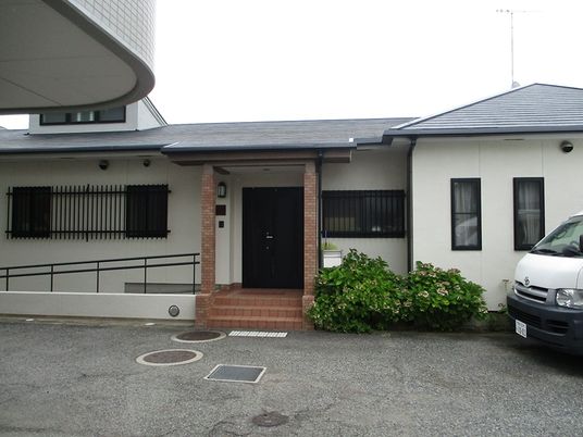 建物の正面玄関  