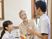 笑顔で会話する三人