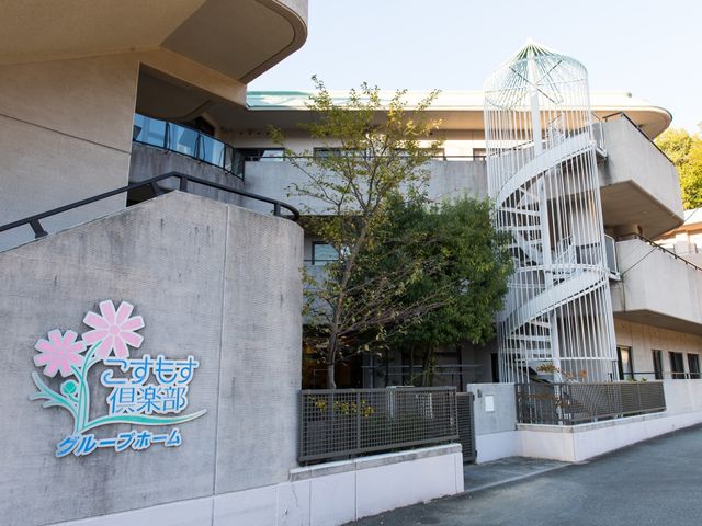 施設の外観と看板 外観 ゆったりとした空間が広がる施設外観です。美しい緑と心地よい風を感じながら、お仕事できる環境が整っています。
