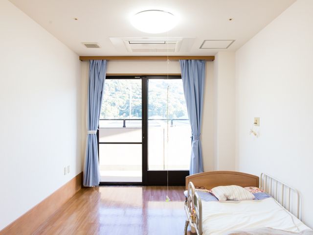 明るい個室の居室空間 居室 広々とした個室で、ゆったりと自分の時間を過ごせます。窓からは自然光が差し込み、明るく快適な空間を提供しています。
