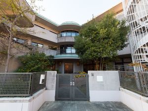 緑豊かな建物のエントランス