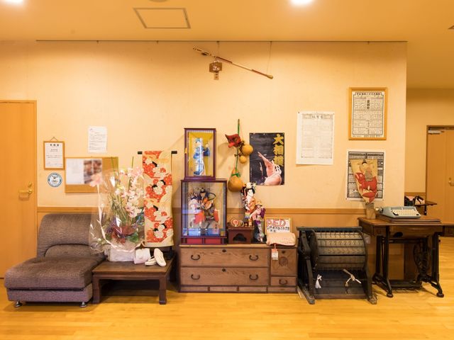 ロビーの装飾と物品 ホール あたたかみのあるホールには、色とりどりの装飾品が飾られ、皆さまの憩いの場を演出しています。