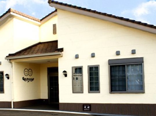 入りやすい白い建物外観