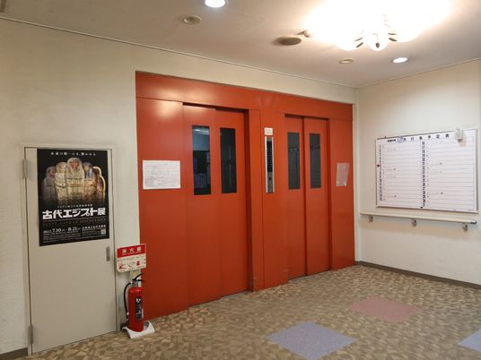 赤いエレベーターの前廊下