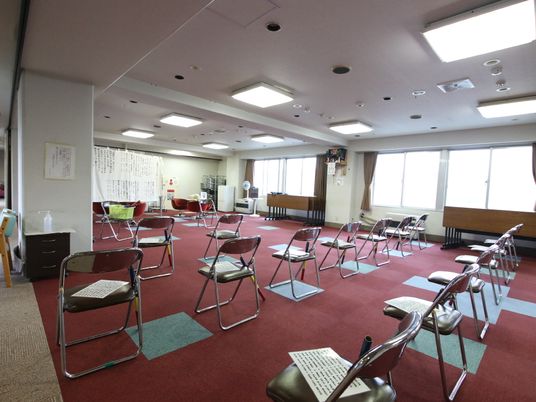 椅子が並ぶ明るい部屋