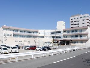 外観の建物と駐車場  