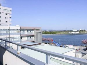 川沿いの外観  