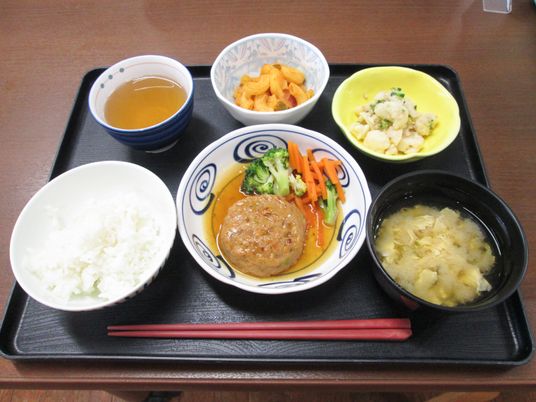提供される温かい食事