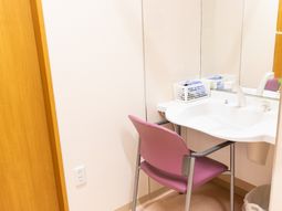 洗面台と椅子のある空間