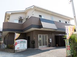 明るい外観の施設エントランス