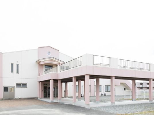 ピンクの外観の建物  