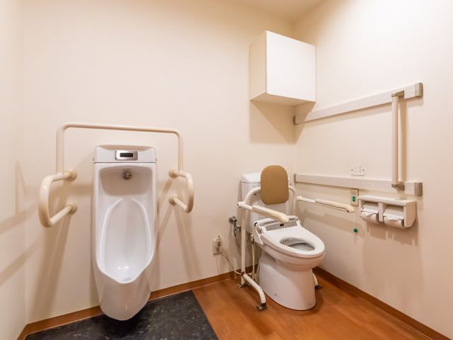 安全に配慮したトイレ トイレ 手すりが設置されており、安全で快適に利用できるトイレ空間です。利用者に安心を提供します。