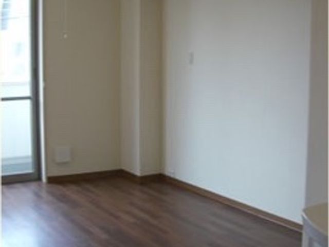 シンプルな居室空間 居室 すっきりしたデザインの居室です。明るく開放的な雰囲気で、自分らしい空間づくりができます。