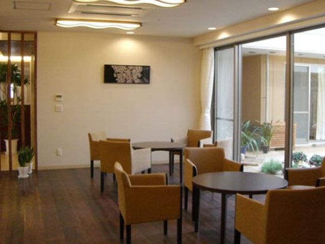 広々とした快適ラウンジ 共有スペース ゆったりとした椅子が配置されたラウンジです。明るい窓辺で、心地よい休息をお過ごしいただけます。