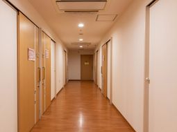 木製扉のある廊下