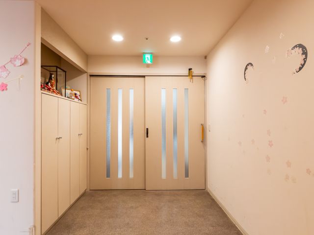 広い廊下のドア 廊下 広々とした廊下には、装飾が施されており、明るい雰囲気の中でリラックスして過ごせます。