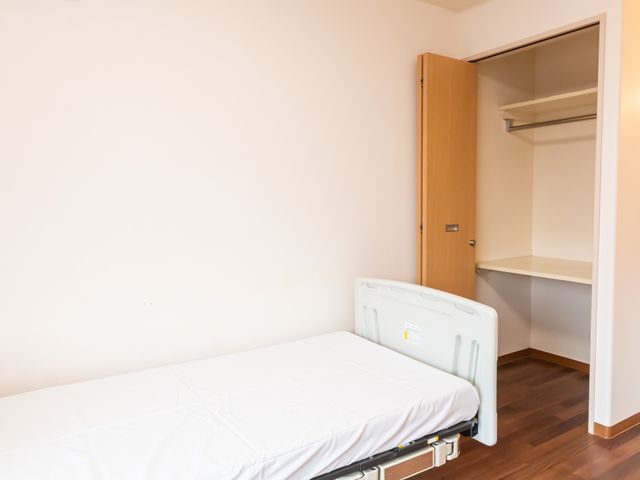 シンプルなベッドと収納の居室 居室 シンプルで落ち着いた空間には、ベッドとクローゼットが配置されており、快適に過ごせます。