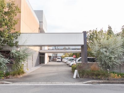 駐車場と入口のある外観