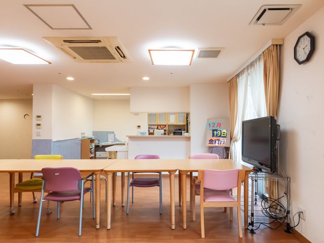 明るいリビング リビング 広々とした明るいスペースで、光が差し込む快適なリビングです。リラックスした時間を過ごせます。