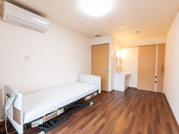 ベッドと洗面台の居室