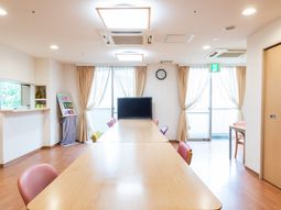 大きな窓のあるラウンジ  