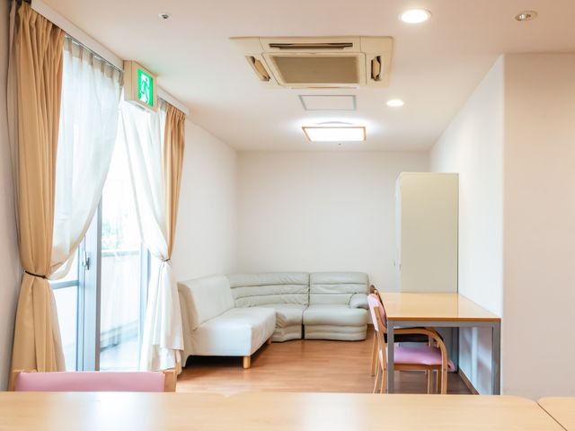 明るい共有スペース リビング 自然光が差し込む広々とした空間は、くつろぎや会話を楽しむのに最適です。