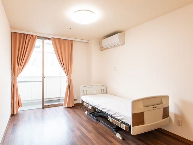 シンプルな居室 居室 温かみのある居室は、窓からの自然光が心地よく入り、落ち着いた空間を提供します。