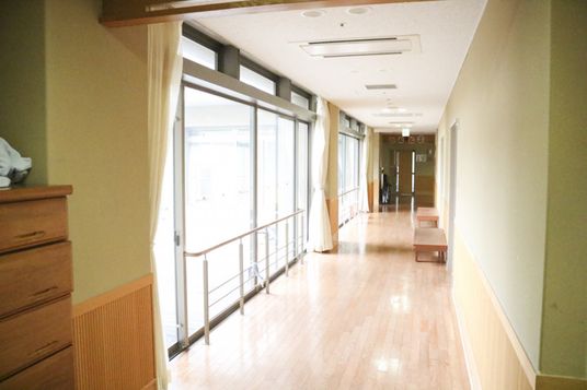 自然光が入る廊下