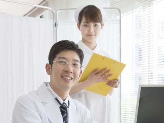 笑顔の医療スタッフ二人