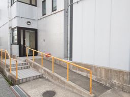 清潔感のある建物エントランス