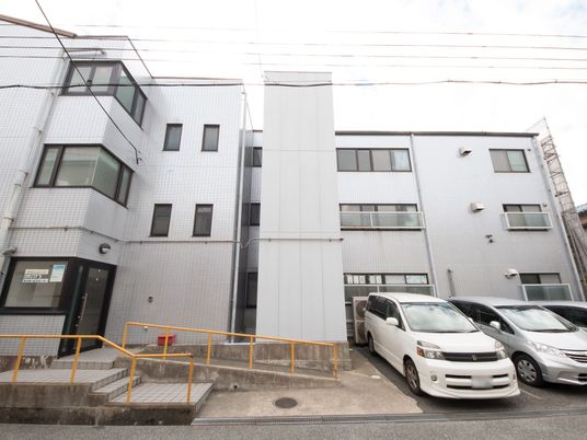 明るい建物の外観