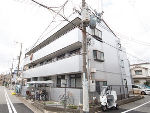 白い壁の建物外観