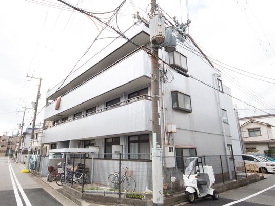 白い壁の建物外観