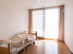 居室のベッドと窓