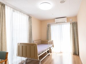 居室のベッドと窓