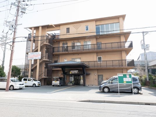 多階層の建物正面