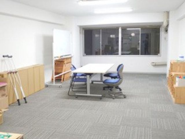 広々とした部屋 会議室 開放感のあるスペースで、会議や打ち合わせに最適な環境です。自然光も入り、明るく清潔です。