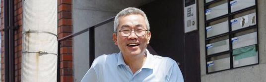 笑顔のスタッフがいるエントランス