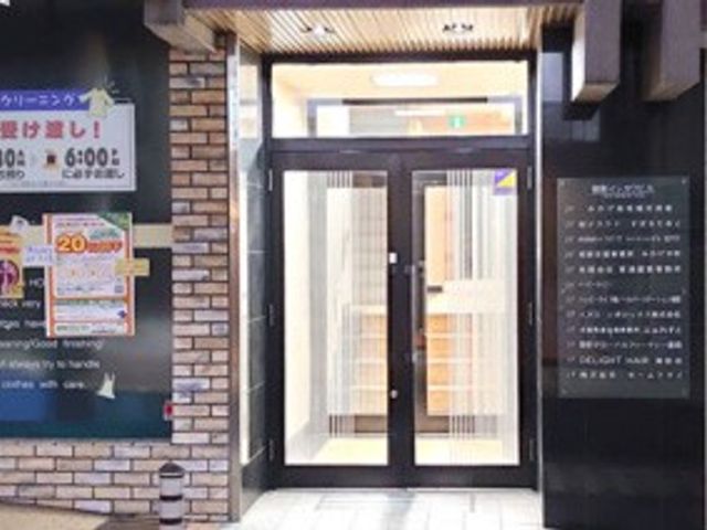 魅力ある場所のエントランス エントランス 落ち着いた雰囲気のエントランスです。おしゃれな内装が働く環境を引き立てます。